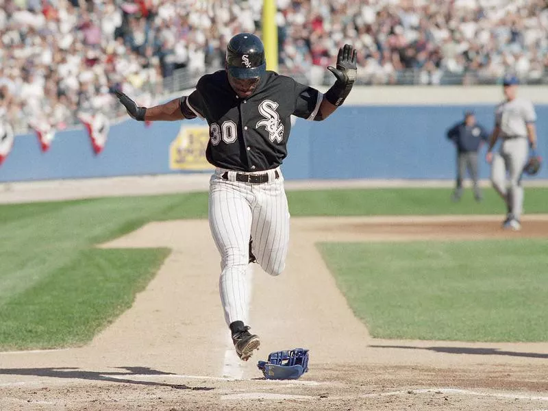 Tim Raines scores