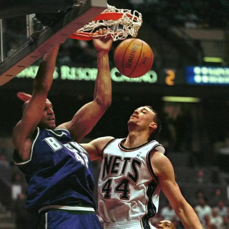 Scott Williams dunks the ball over New Jersey Nets' Keith Van Horn