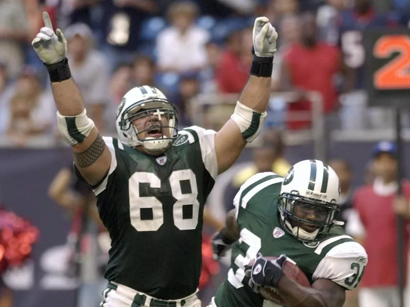 New York Jets' Kevin Mawae signals a touchdown