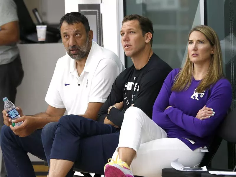 Vlade Divac, Luke Walton, Elizabeth Ramsey