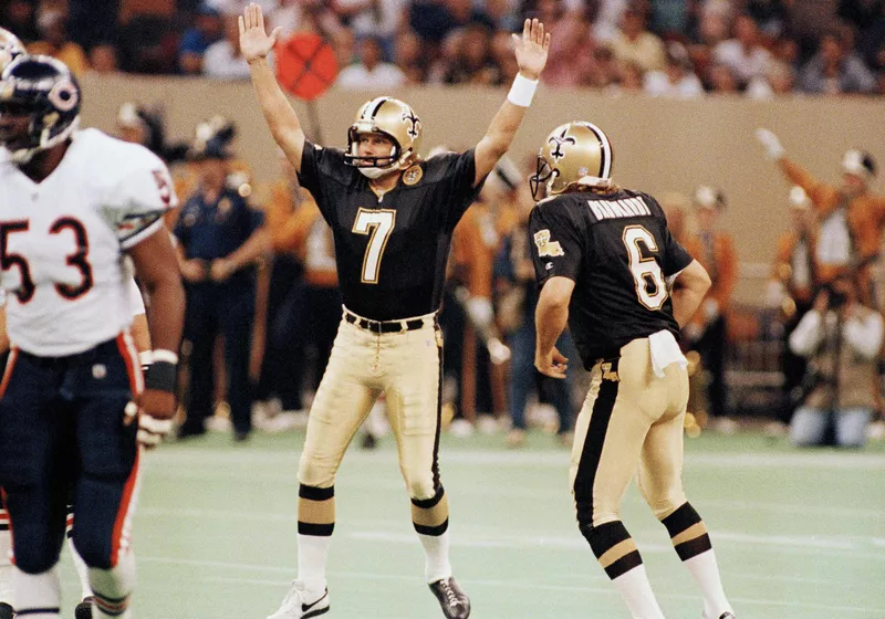 New Orleans Saints kicker Morten Anderson raises hands