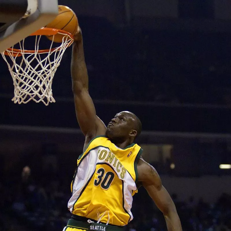 Seattle SuperSonics' Reggie Evans dunks in front of Charlotte Bobcats' Emeka Okafor