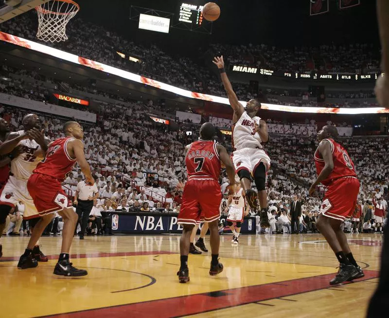 Dwyane Wade slides past Ben Gordon