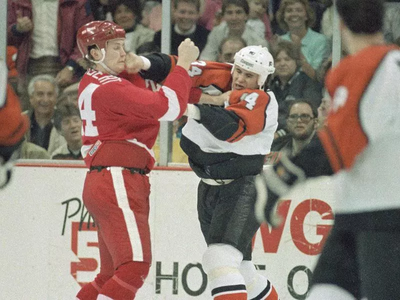 Craig Berube throws a right hand at Bob Probert's face