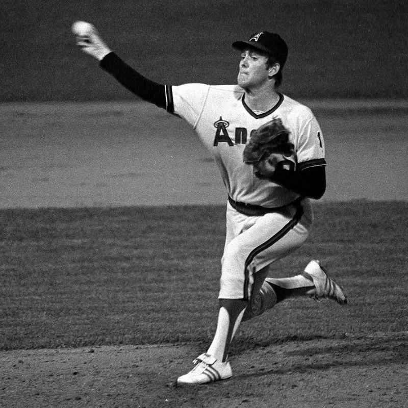 Nolan Ryan throwing pitch