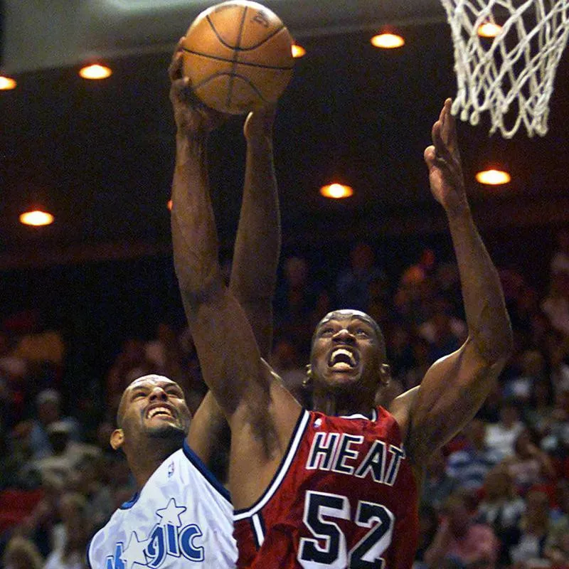 John Amaechi and Otis Thorp fight for a rebound