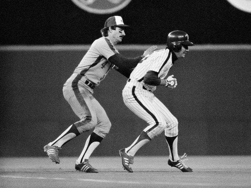 Chris Speier tags Larry Bowa