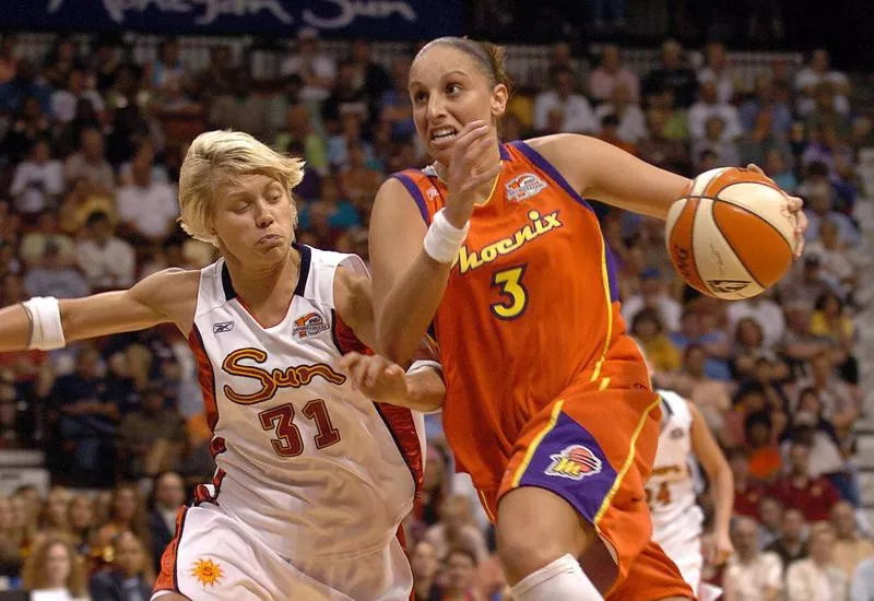 Diana Taurasi drives to basket