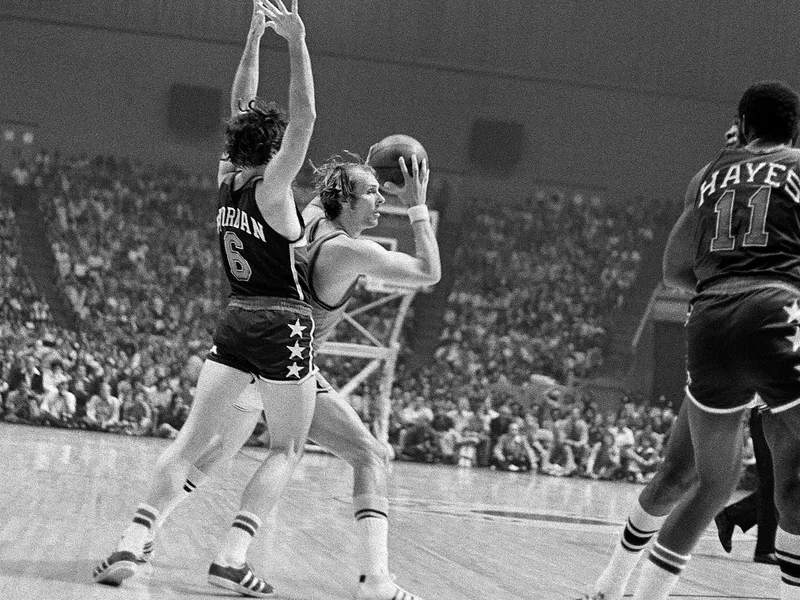 Rick Barry drives around Washington Bullets